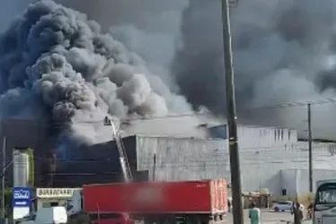 Imagem ilustrativa da imagem Bombeiros de outros municípios ajudam a combater incêndio em fábrica de Linhares