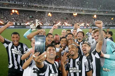 Imagem ilustrativa da imagem Botafogo chega a 90% de chance de título; briga contra queda segue embolada