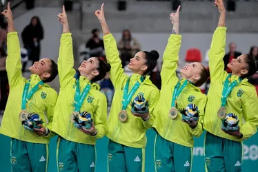 Imagem ilustrativa da imagem Brasil conquista ouro nas disputas por equipe e individual na ginástica rítmica