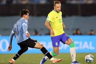 Imagem ilustrativa da imagem Brasil joga mal, perde jogo e Neymar tem suspeita de grave lesão no joelho