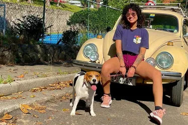 Imagem ilustrativa da imagem Brasileira viaja rumo ao Alasca com cadela a bordo de um Fusca 74
