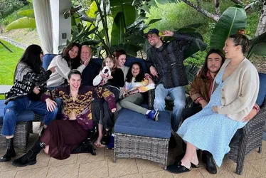 Imagem ilustrativa da imagem Bruce Willis faz rara aparição em foto de reunião com a família e Demi Moore; veja