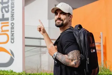Imagem ilustrativa da imagem Caio Castro se matricula em faculdade de ciências biológicas