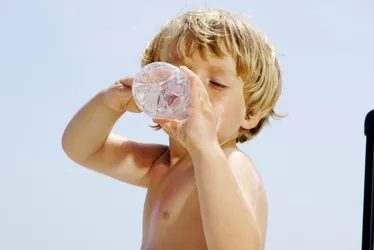 Imagem ilustrativa da imagem Calor na praia exige mais hidratação, especialmente entre crianças e bebês