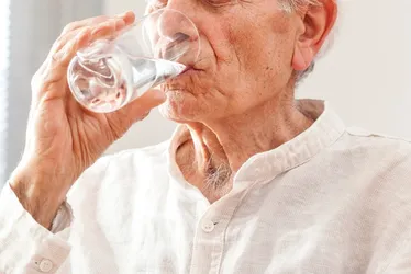 Imagem ilustrativa da imagem Calor pode provocar desidratação, confusão mental e desmaios em idosos