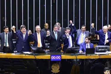 Imagem ilustrativa da imagem Câmara aprova reforma tributária em votação histórica