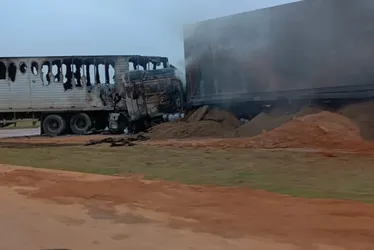 Imagem ilustrativa da imagem Caminhão pega fogo após colidir com outro veículo na Serra