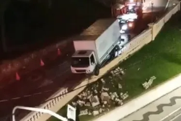 Imagem ilustrativa da imagem Caminhão perde controle e derruba parte da mureta do Palácio Anchieta