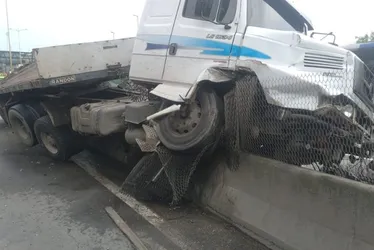 Imagem ilustrativa da imagem Caminhão sobe em mureta e interdita faixas na Rodovia do Contorno
