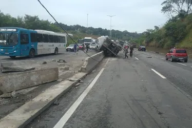 Imagem ilustrativa da imagem Caminhão sobe em mureta e interdita faixas na Rodovia do Contorno