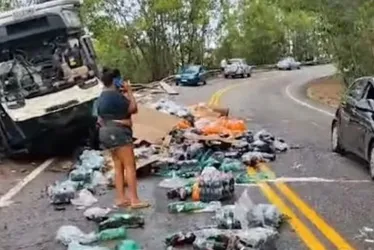 Imagem ilustrativa da imagem Caminhão tomba e carga de refrigerante fica espalhada na pista no ES