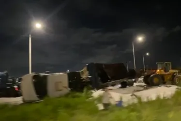 Imagem ilustrativa da imagem Caminhão tomba na Rodovia Leste-Oeste