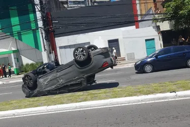Imagem ilustrativa da imagem Caminhonete capota e deixa trânsito parcialmente interditado na Reta da Penha