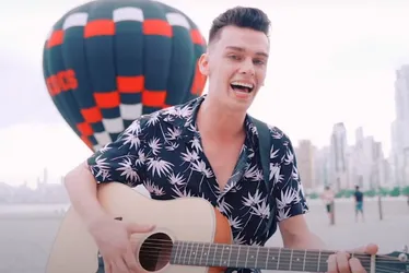 Imagem ilustrativa da imagem Cantor sertanejo de 23 anos morre após carro cair em ribanceira em SC