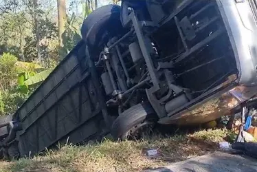 Imagem ilustrativa da imagem Capotamento de ônibus deixa 1 morto e 32 feridos na zona sul de São Paulo