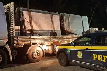 Imagem ilustrativa da imagem Carreta é retida por transportar granito irregular e com excesso de peso na BR-101