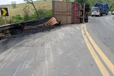 Imagem ilustrativa da imagem Carreta tomba e fecha rodovia no ES; carga fica espalhada na pista