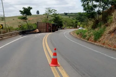 Imagem ilustrativa da imagem Carreta tomba e fecha rodovia no ES; carga fica espalhada na pista