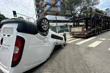 Imagem ilustrativa da imagem Carro cai de caminhão-cegonha e tomba na pista em Vitória