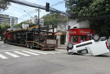 Imagem ilustrativa da imagem Carro cai de caminhão-cegonha e tomba na pista em Vitória