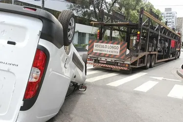 Imagem ilustrativa da imagem Carro cai de caminhão-cegonha e tomba na pista em Vitória
