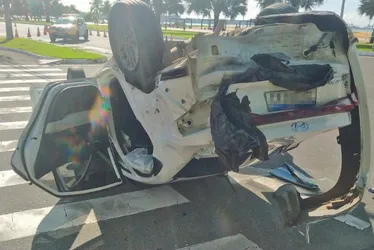 Imagem ilustrativa da imagem Carro capota após acidente na orla de Camburi