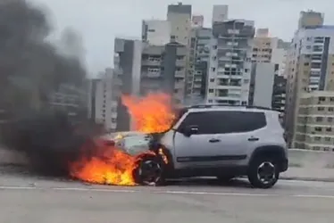 Imagem ilustrativa da imagem Carro pega fogo na Terceira Ponte e complica o trânsito nesta sexta