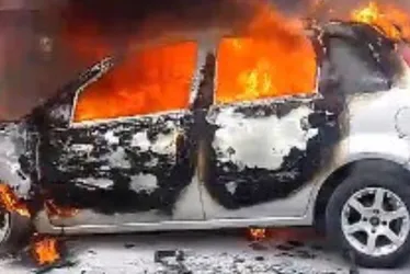 Imagem ilustrativa da imagem Carro pega fogo na descida da Segunda Ponte, em Vitória