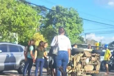 Imagem ilustrativa da imagem Carro perde controle e tomba em avenida de Vitória