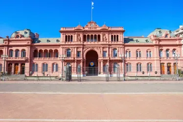 Imagem ilustrativa da imagem Casa Rosada é isolada após ameaça de bomba no fim das eleições na Argentina