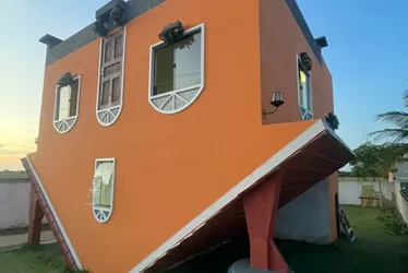 Imagem ilustrativa da imagem Casa de “cabeça para baixo” é ponto turístico em Guriri