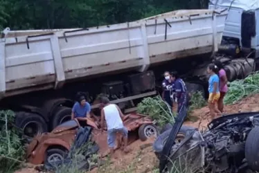 Imagem ilustrativa da imagem Casal morre em acidente com carreta e dois carros de passeio em rodovia do ES