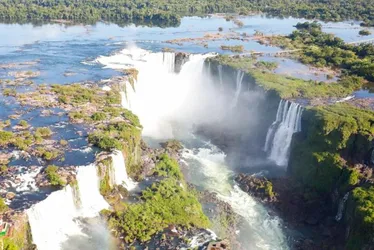 Imagem ilustrativa da imagem Cataratas do Iguaçu têm aumento de vazão e passarela é fechada