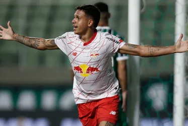 Imagem ilustrativa da imagem Cleiton pega pênalti, Red Bull Bragantino derrota América e entra no G-4
