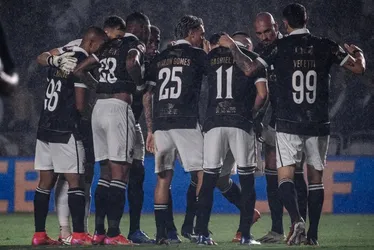 Imagem ilustrativa da imagem Com gol de Payet, Vasco vence e joga o Santos para a zona do rebaixamento