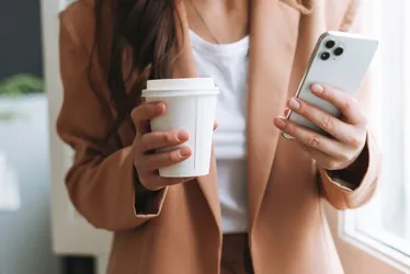 Imagem ilustrativa da imagem Com perfis falsos no Tinder, dono atraia clientes para a própria cafeteria