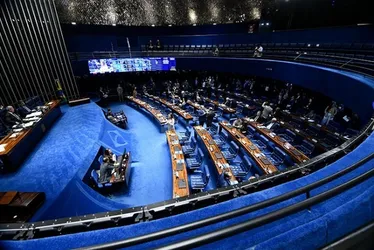 Imagem ilustrativa da imagem Comissão do Senado aprova PEC que proíbe militares da ativa de se candidatarem