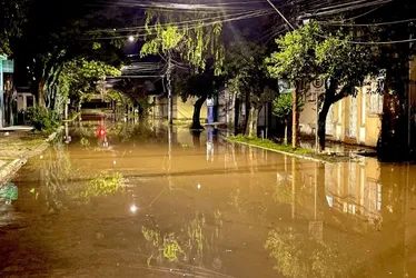 Imagem ilustrativa da imagem Comporta vaza e ruas de Porto Alegre são invadidas pela água do Guaíba