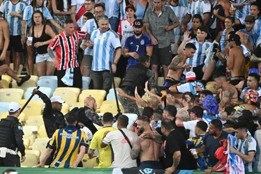 Imagem ilustrativa da imagem Confusão e nova derrota da Seleção de Diniz