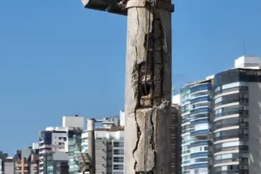 Imagem ilustrativa da imagem Conselho identifica postes com sinais de desgaste na orla de Vila Velha