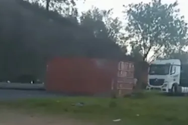 Imagem ilustrativa da imagem Contêiner cai de caminhão e interdita Rodovia Leste-Oeste
