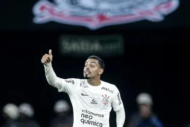 Imagem ilustrativa da imagem Corinthians vence com frangaço de goleiro do Athletico e vê Z4 mais longe