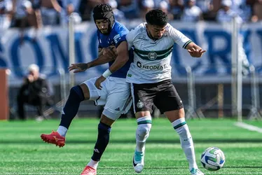 Imagem ilustrativa da imagem Coritiba vence Cruzeiro em jogo marcado por invasão e briga de torcidas em campo