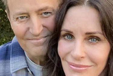 Imagem ilustrativa da imagem Courteney Cox, a Monica de 'Friends', presta homenagem a Matthew Perry