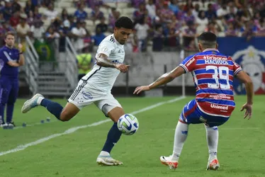 Imagem ilustrativa da imagem Cruzeiro vence Fortaleza em jogo atrasado no Castelão e sai da zona de rebaixamento