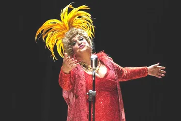 Imagem ilustrativa da imagem Dercy Gonçalves por Grace Gianoukas: Mulheres revolucionárias do palco