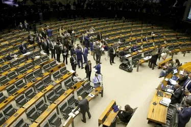 
          Imagem ilustrativa da imagem Dia do Funk, títulos e concessões entulham CCJ
          