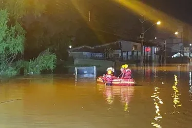 Imagem ilustrativa da imagem Duas mulheres morrem após ter carro arrastado pela correnteza em SC