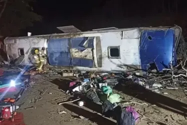Imagem ilustrativa da imagem Duas pessoas morrem e 34 ficam feridas em tombamento de ônibus em MG