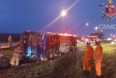 Imagem ilustrativa da imagem Duas pessoas são presas por acidente com ônibus clandestino no Distrito Federal